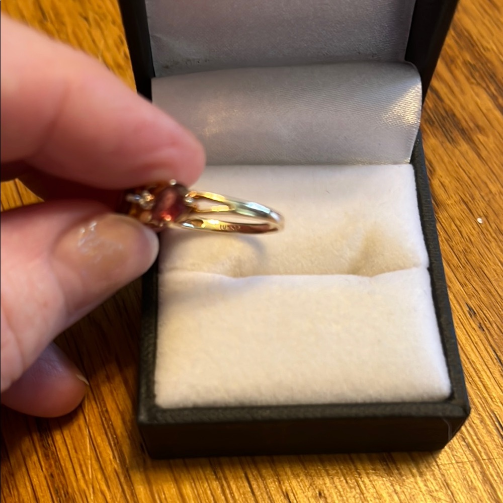 Elegant Vintage 10K Garnet Ring - Picture 2 of 4